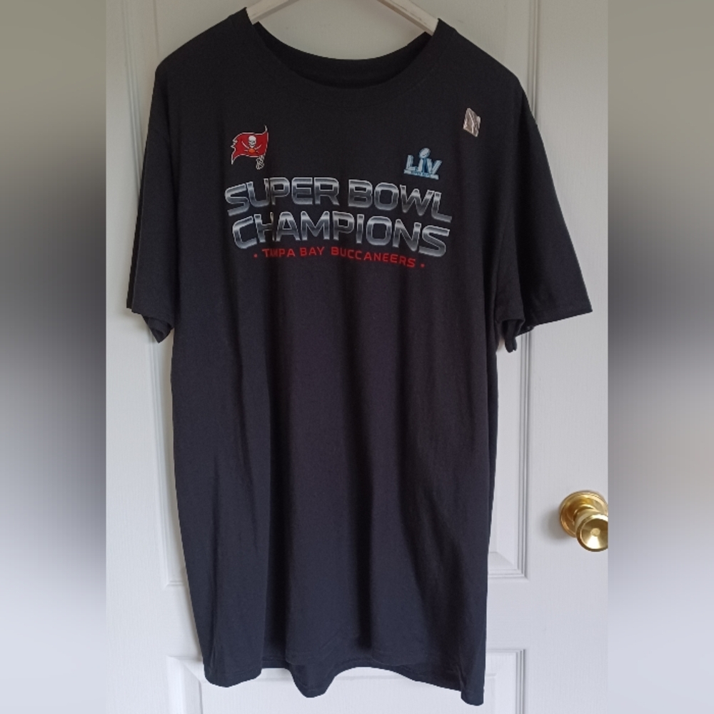 NEW W/OUT TAGS FANATICS TEAM ROSTER SUPER BOWL LV TAMPA BAY BUCS CHAMPION TEE XL